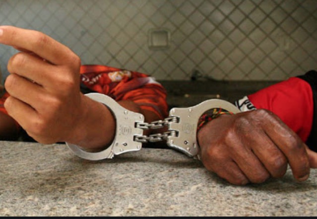 Dupla é presa com armas e motocicleta roubada em Manaus