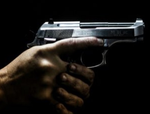 Homem é executado com tiro na cabeça em rua de Manaus