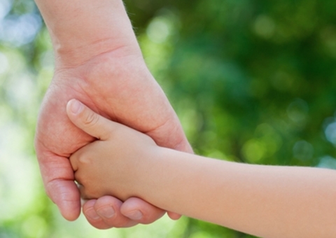 Adolescente é estuprada por dupla enquanto caminhava com filho de 1 ano 