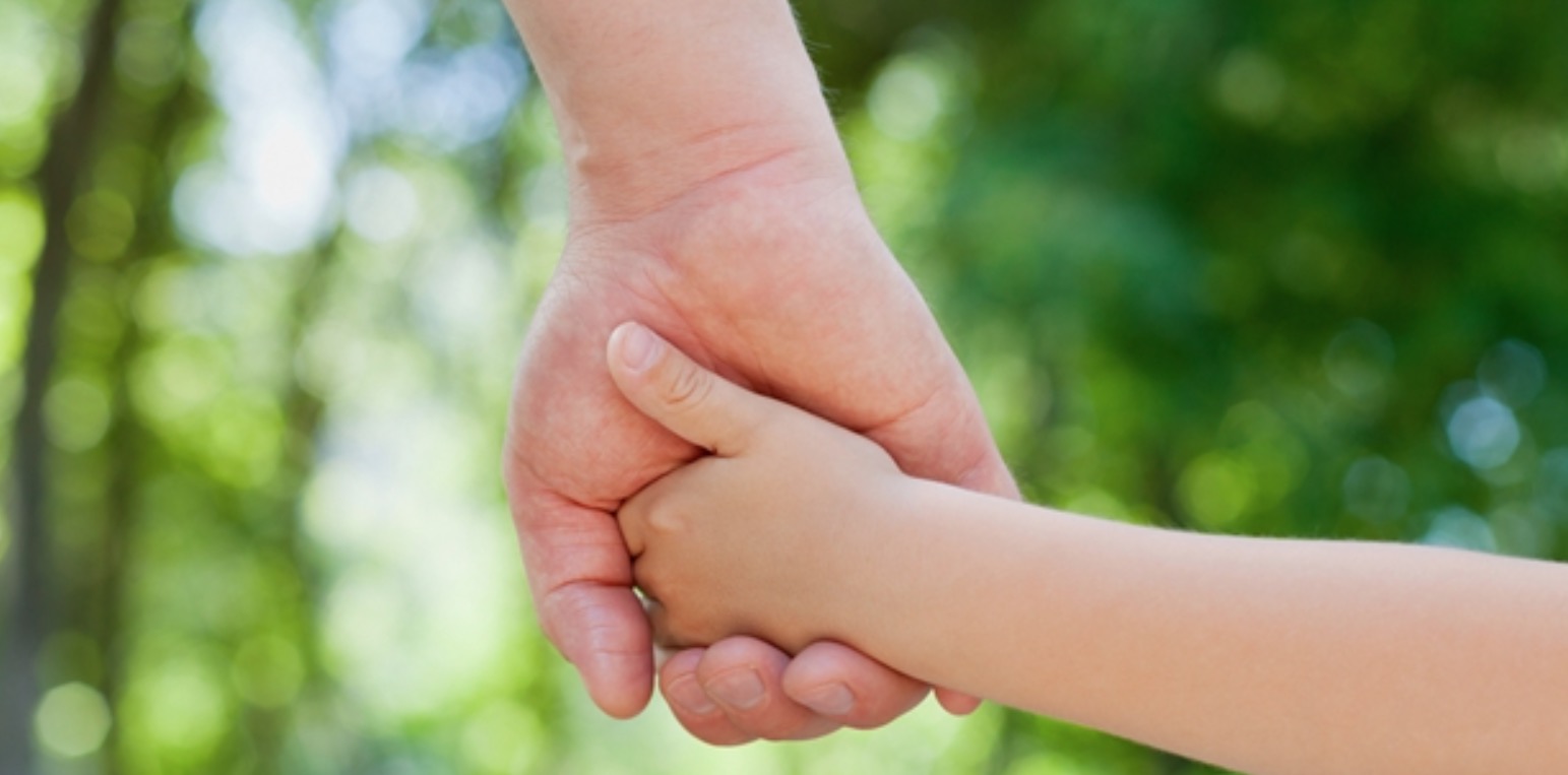 Adolescente é estuprada por dupla enquanto caminhava com filho de 1 ano 