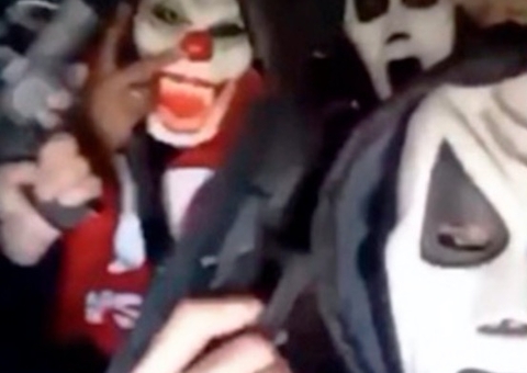 Criminosos de assalto com família refém usaram máscaras de filmes de terror