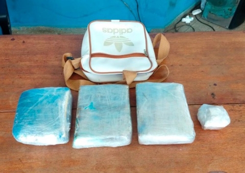 Jovem é preso com drogas escondidos em mala em barco no Amazonas