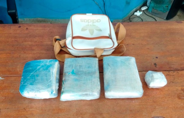 Jovem é preso com drogas escondidos em mala em barco no Amazonas