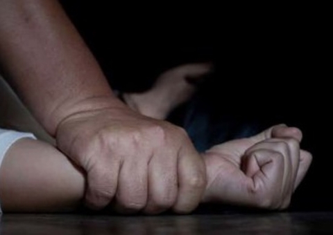 Homem engana adolescente e a estupra dentro da casa da esposa no Amazonas