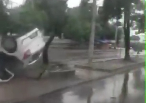 Casal capota carro alugado e vai preso com arma de fogo em Manaus 