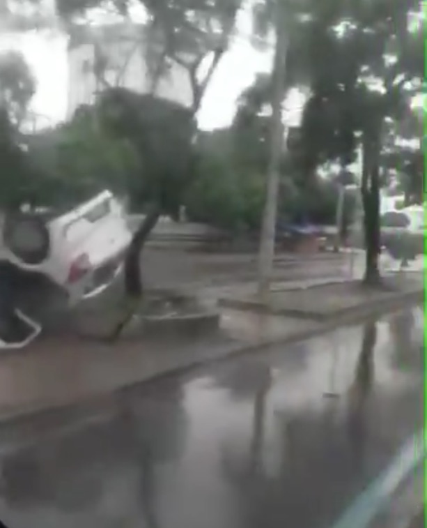 Casal capota carro alugado e vai preso com arma de fogo em Manaus 