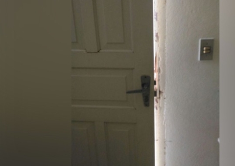 Família é surpreendida na porta de casa por assaltantes em Manaus 