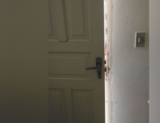 Família é surpreendida na porta de casa por assaltantes em Manaus 