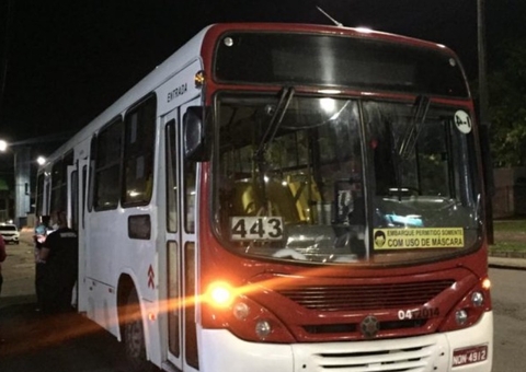 Trio armado 'faz a limpa' durante assalto ao ônibus da  linha 443 em Manaus