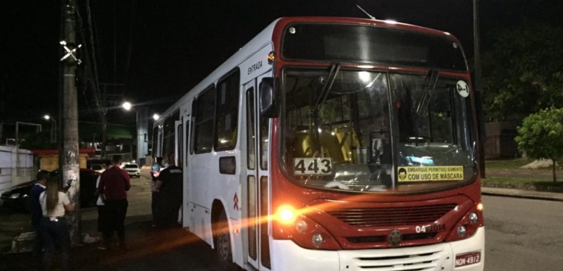 Trio armado 'faz a limpa' durante assalto ao ônibus da  linha 443 em Manaus