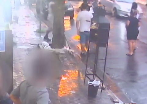 Vídeo: Mulher arremessa guarda-chuva e derruba assaltante de bicicleta