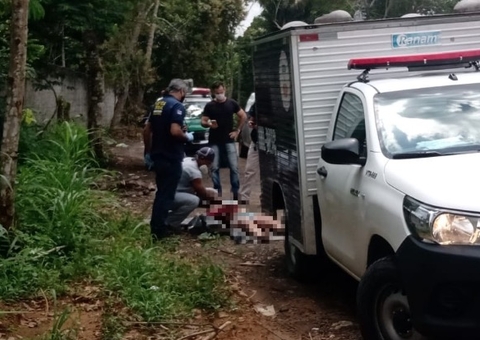 Com vísceras expostas, corpo de mulher é encontrado em ramal de Manaus