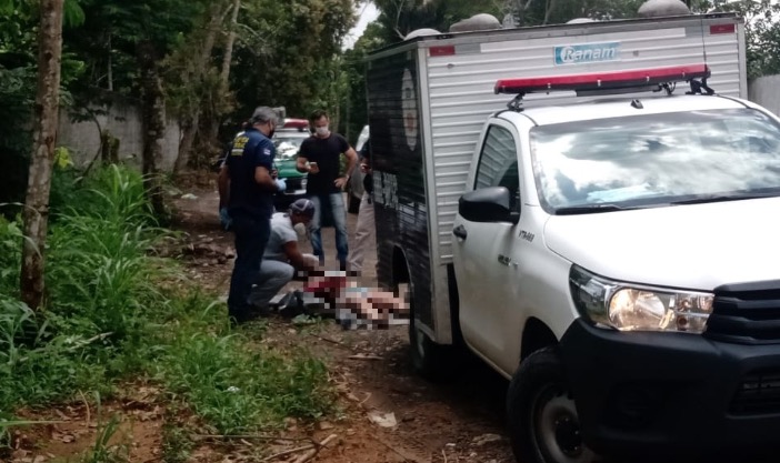Com vísceras expostas, corpo de mulher é encontrado em ramal de Manaus
