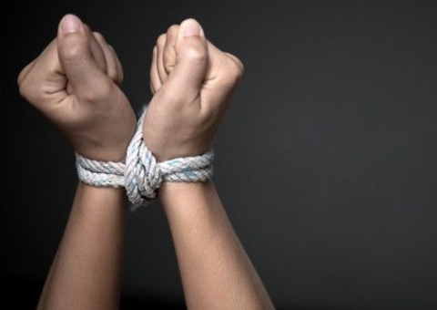 Homem é encontrado amarrado no porta-malas de carro em Manaus