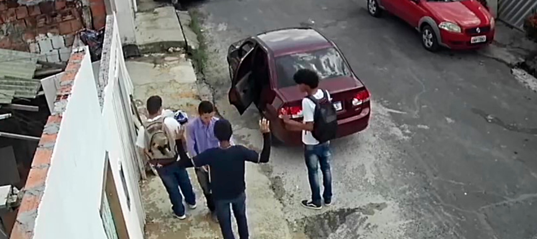 Vídeo: bandido armado assalta estudantes na porta de casa em Manaus 