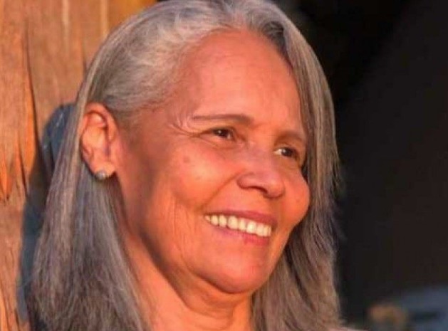 Mulher morre ao ser atingida por bala perdida na cozinha de casa 