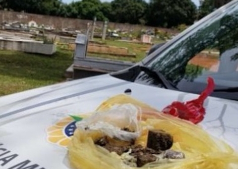 Polícia apreende drogas que traficantes escondiam junto com mortos