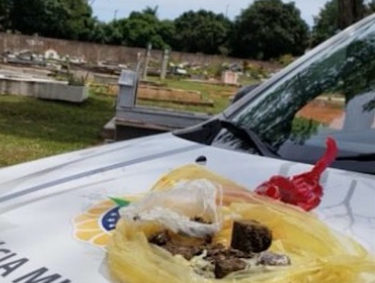 Polícia apreende drogas que traficantes escondiam junto com mortos