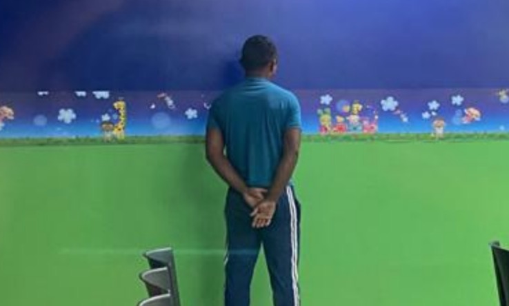 Homem leva surra de passageiros após abusar de criança em ônibus de Manaus