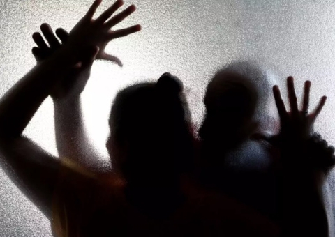 Pai é preso ao ser flagrado pela esposa enquanto estuprava filha em Manaus