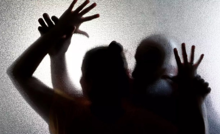 Pai é preso ao ser flagrado pela esposa enquanto estuprava filha em Manaus