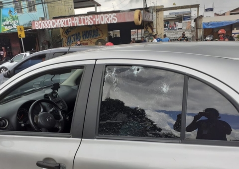 Carro de aplicativo é crivado de balas em plena luz do dia em rua de Manaus