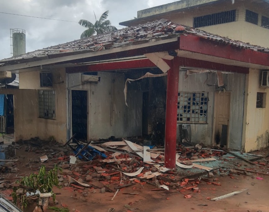 1 pessoa morre e 3 ficam feridas ao tentarem invadir delegacia no Amazonas