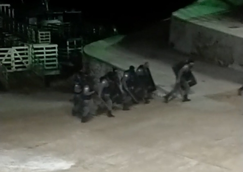 Vídeos mostram confronto entre policiais e grupo que atacou delegacia no AM