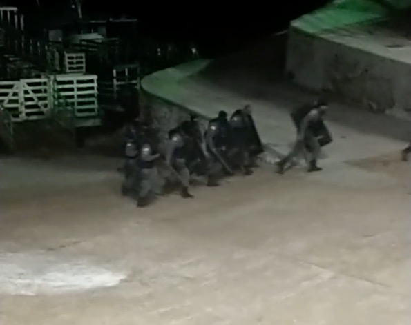 Vídeos mostram confronto entre policiais e grupo que atacou delegacia no AM