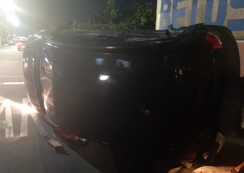 Menino fica ferido em acidente entre carro e micro-ônibus em Manaus