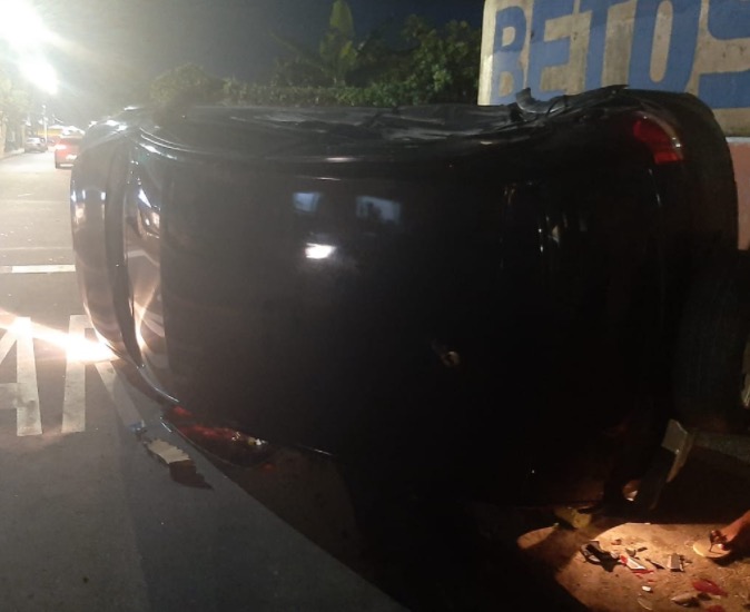 Menino fica ferido em acidente entre carro e micro-ônibus em Manaus