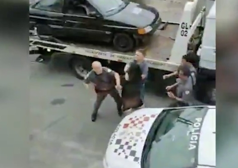 Vídeo: PMs trocam socos com grupo envolvido em acidente de trânsito 