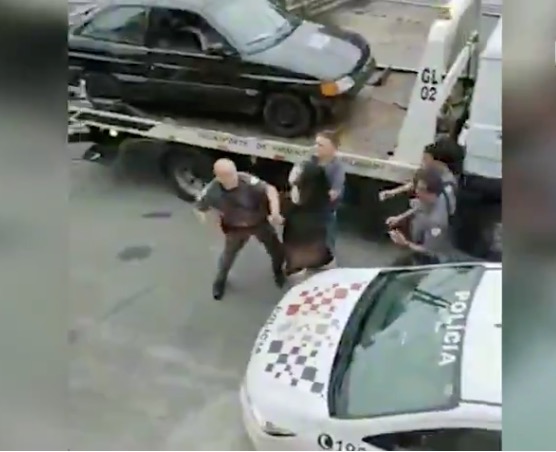 Vídeo: PMs trocam socos com grupo envolvido em acidente de trânsito 