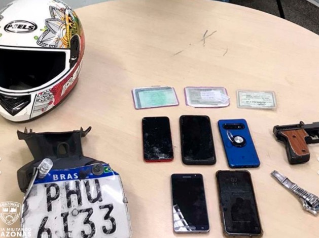 Assaltantes caem de motocicleta ao tentar escapar da polícia em Manaus
