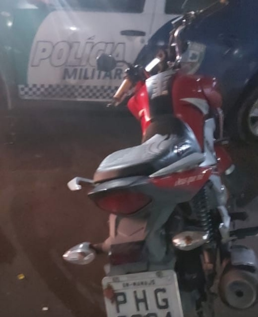 Dupla tenta fugir com motocicleta roubada e acaba presa em Manaus 