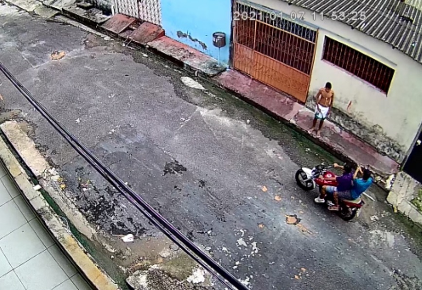 Vídeo mostra homem sendo executado em rua de Manaus 