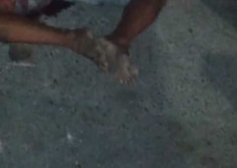 Homem é achado morto a facadas em calçada de loja em Manaus