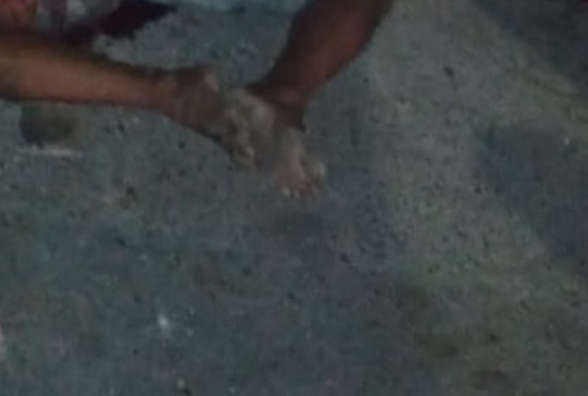 Homem é achado morto a facadas em calçada de loja em Manaus