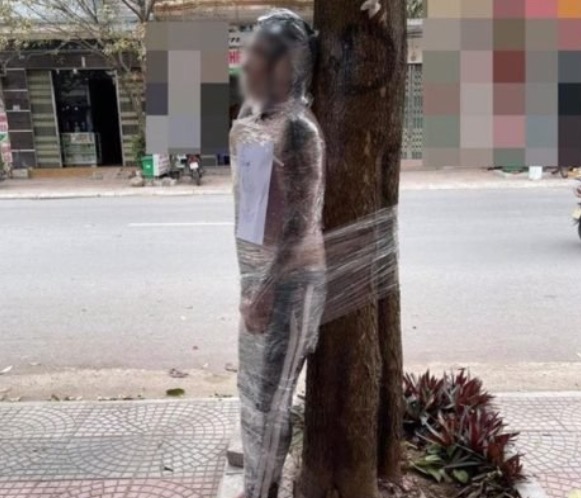 Homem é embalado em plástico e amarrado em árvore após não pagar tatuagem