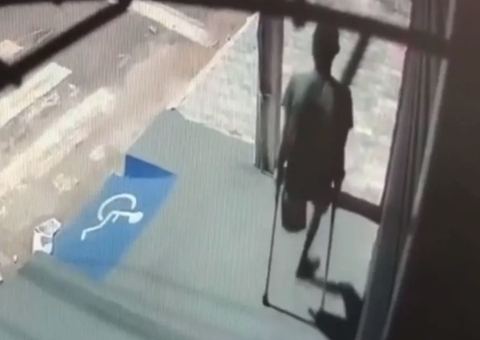 Vídeo: Homem sem uma perna escala poste para furtar loja