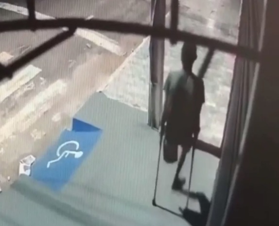 Vídeo: Homem sem uma perna escala poste para furtar loja