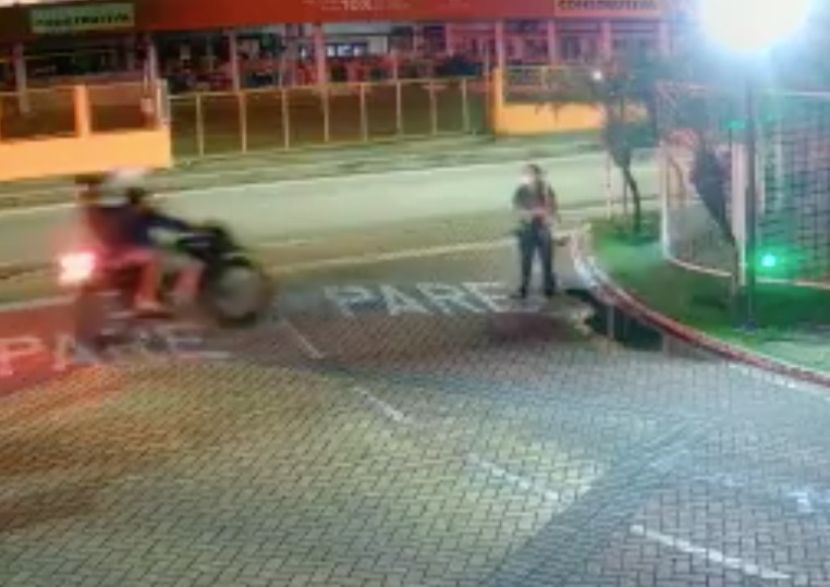 Vídeo mostra mulher escapando de assalto em frente de condomínio em Manaus 