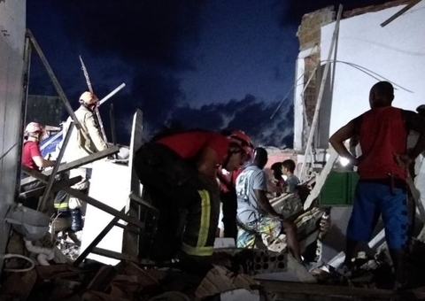 Explosão em edifício mata quatro mulheres e destrói sete casas em Natal