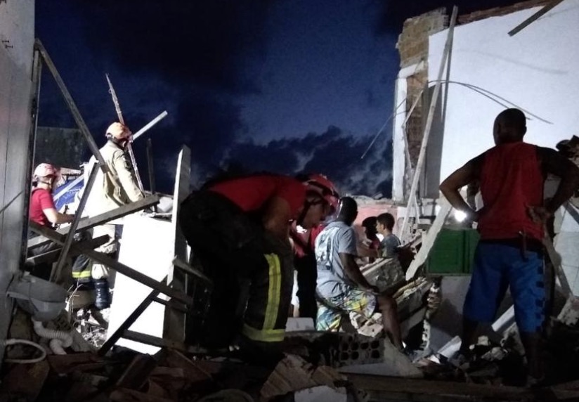 Explosão em edifício mata quatro mulheres e destrói sete casas em Natal