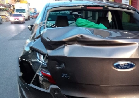 Trio rouba carro, provoca acidente durante fuga, e um é preso em Manaus 