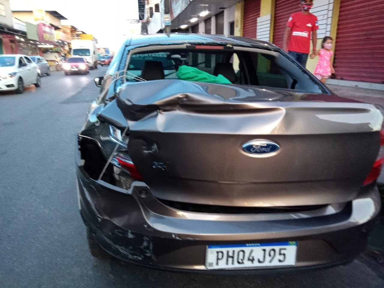 Trio rouba carro, provoca acidente durante fuga, e um é preso em Manaus 