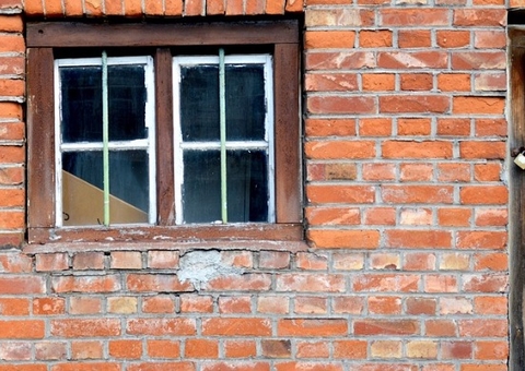 Crianças são encontradas dentro de casa onde pais estavam em decomposição