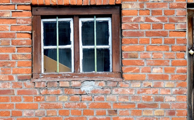 Crianças são encontradas dentro de casa onde pais estavam em decomposição
