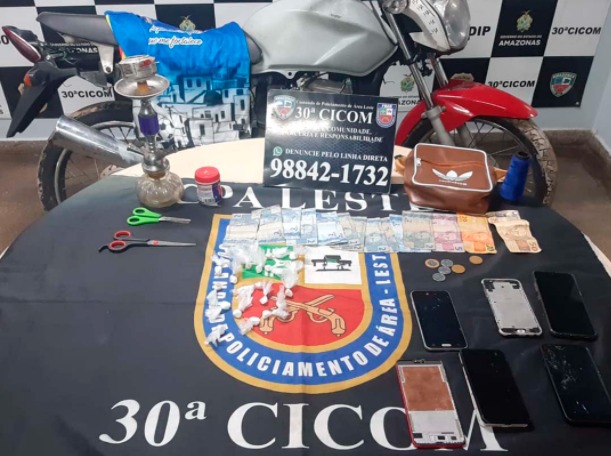Suspeitos são presos com drogas e moto adulterada em Manaus