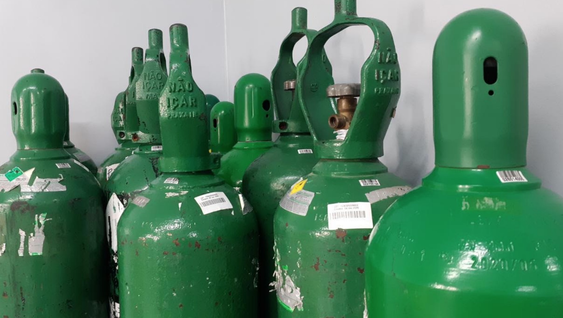 Polícia apreende 44 cilindros de oxigênio escondidos em casa de Manaus